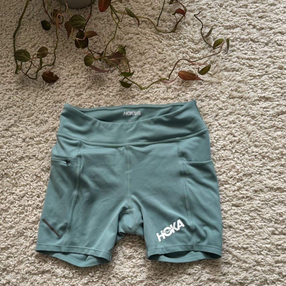 Hoka Women's Hupana 5" Short in Sea foam Green size XS - Picture 2 of 6